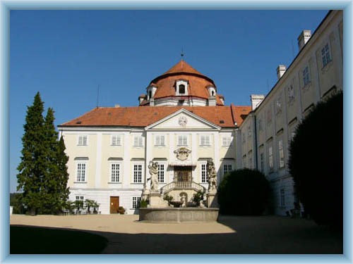 Chateau Vranov nad Dyj� - court