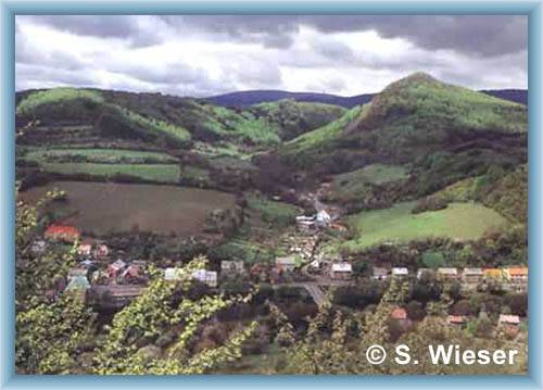 Str� nad Oh�� with castle Himl�tejn