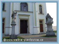 Velké Pavlovice - Statues in front of the entrance to the church