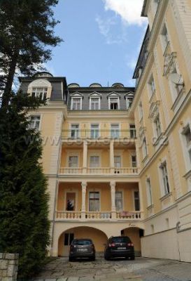 Apartment in Art Nouveau house at the colonnade